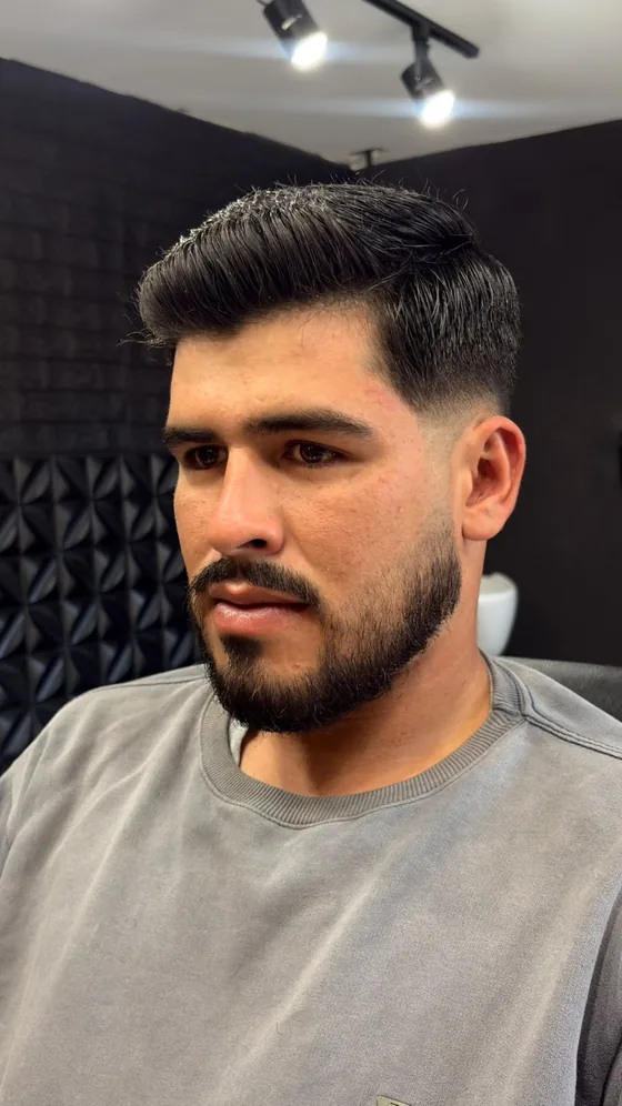 Corte moderno com barba desenhada na Pa'taco