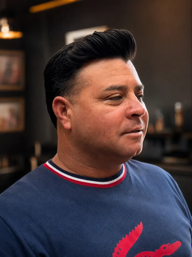 Topete clássico com laterais alinhadas feito na Pa'taco Barbearia